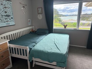 Iron/ironing board, Internet - Relax and kick back. (Raglan)
