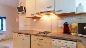 Réfrigérateur, micro-ondes, lave-vaisselle, cafetière/bouilloire