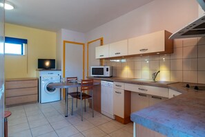Refrigerador, microondas, lavavajillas y cafetera y tetera 