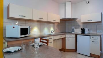 Fridge, microwave, dishwasher, coffee/tea maker