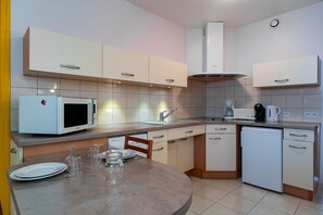 Refrigerador, microondas, lavavajillas y cafetera y tetera 