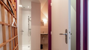 Ein Badezimmer mit Dusche, Waschbecken und Toilette.