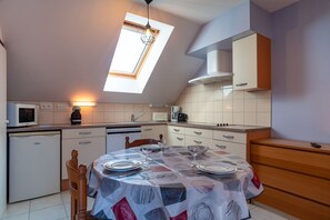 Fridge, microwave, dishwasher, coffee/tea maker - Les Pinsons - Au Soleil Breton (Saint-Nic)