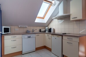 Fridge, microwave, dishwasher, coffee/tea maker - Les Tourterelles - Au Soleil Breton (Saint-Nic)
