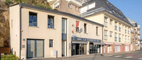 A building with a storefront labeled 'Tabac La Coursive Bar.'