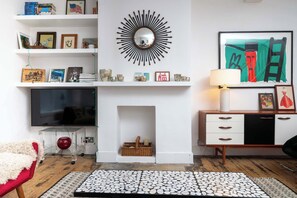 TV - Artistic 1BDR townhome in central Brighton (Brighton and Hove)