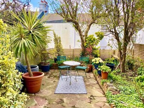 Outdoor dining - Artistic 1BDR townhome in central Brighton (Brighton and Hove)