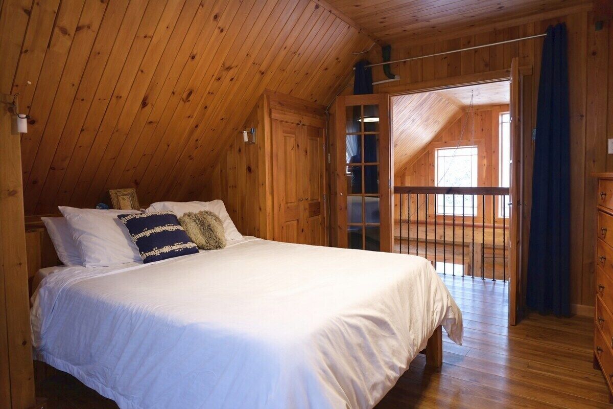 4 bedrooms, desk, iron/ironing board, WiFi (free)