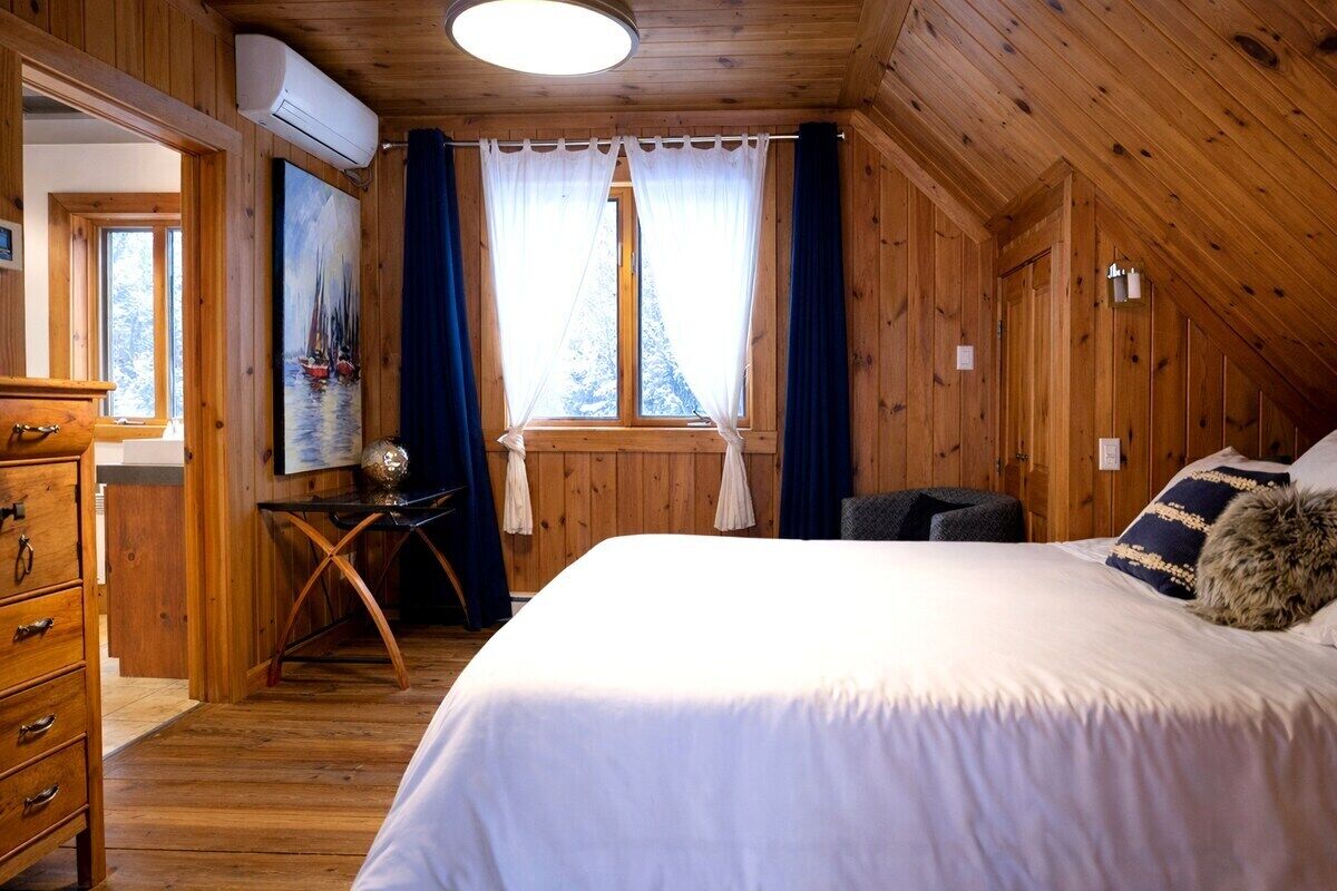 4 bedrooms, desk, iron/ironing board, free WiFi