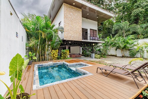 Spacious 4-bedroom house in terrific Puerto Viejo de Talamanca with AC
