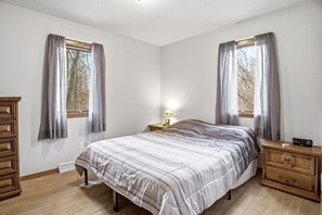 5 slaapkamers, een bureau, een strijkplank/strijkijzer, wifi
