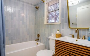 Bathroom - 2 Bedroom Cabin Overlooking Lake Buchanan At Spider Mountain (Burnet)