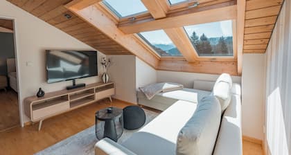 Allgäu loft with mountain panorama & 2 balconies near golf course