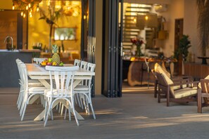 Outdoor dining - Villa Assinie Beachfront Home with Direct Ocean Access (Parrita)