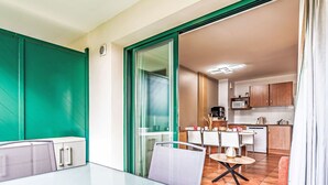 Una cocina moderna con microondas, cafetera y armarios.
