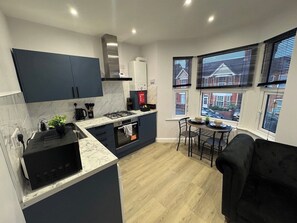Fridge, microwave, oven, stovetop - Cozy 2 Bed Flat In Bedford (Bedford)
