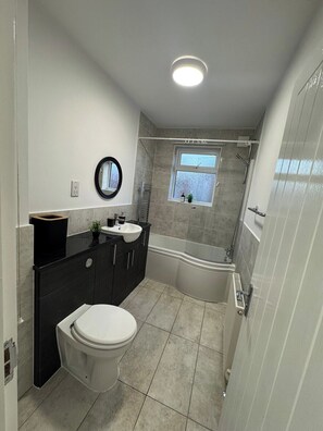 Bathroom - Cozy 2 Bed Flat In Bedford (Bedford)