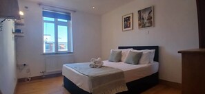 2 slaapkamers, een strijkplank/strijkijzer, internet, beddengoed