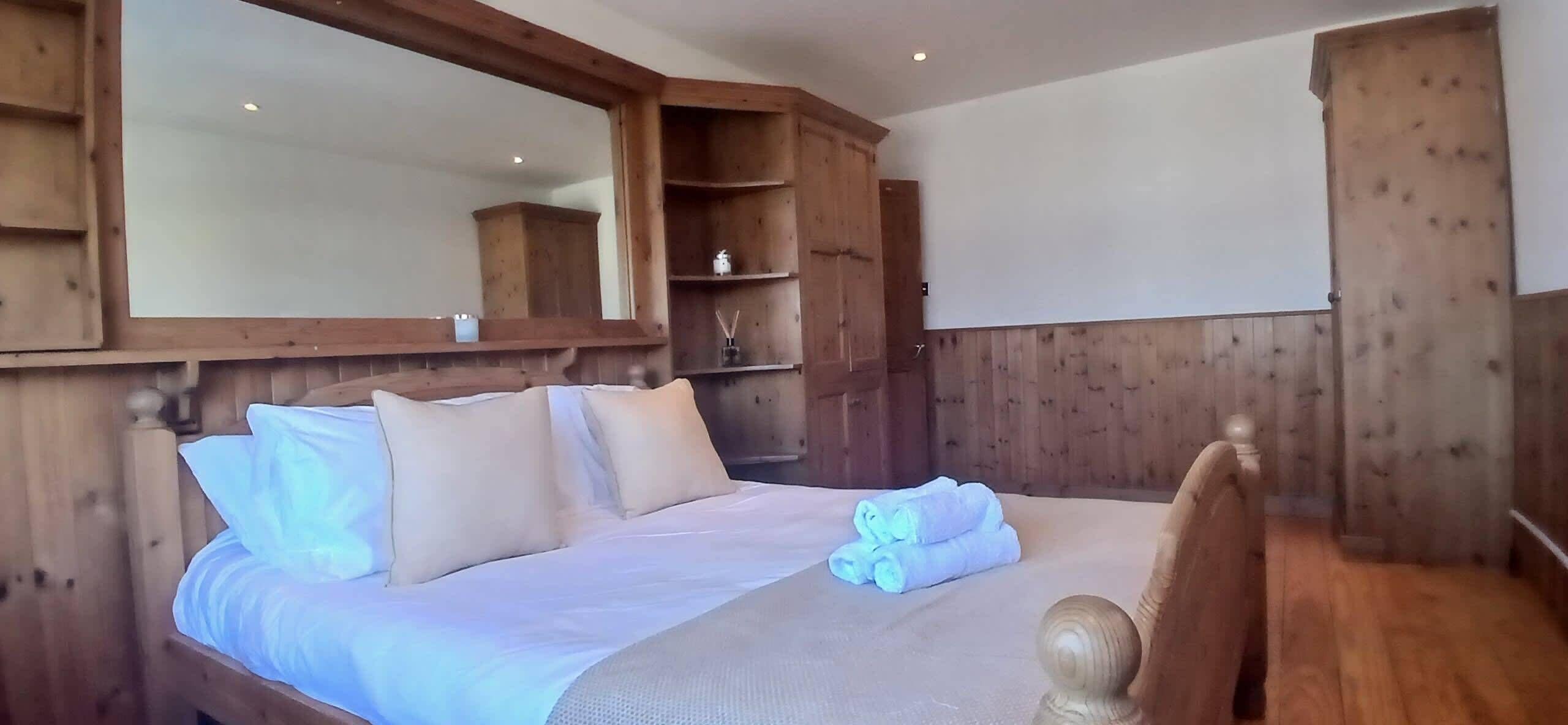 2 habitaciones, tabla de planchar con plancha, internet y ropa de cama 