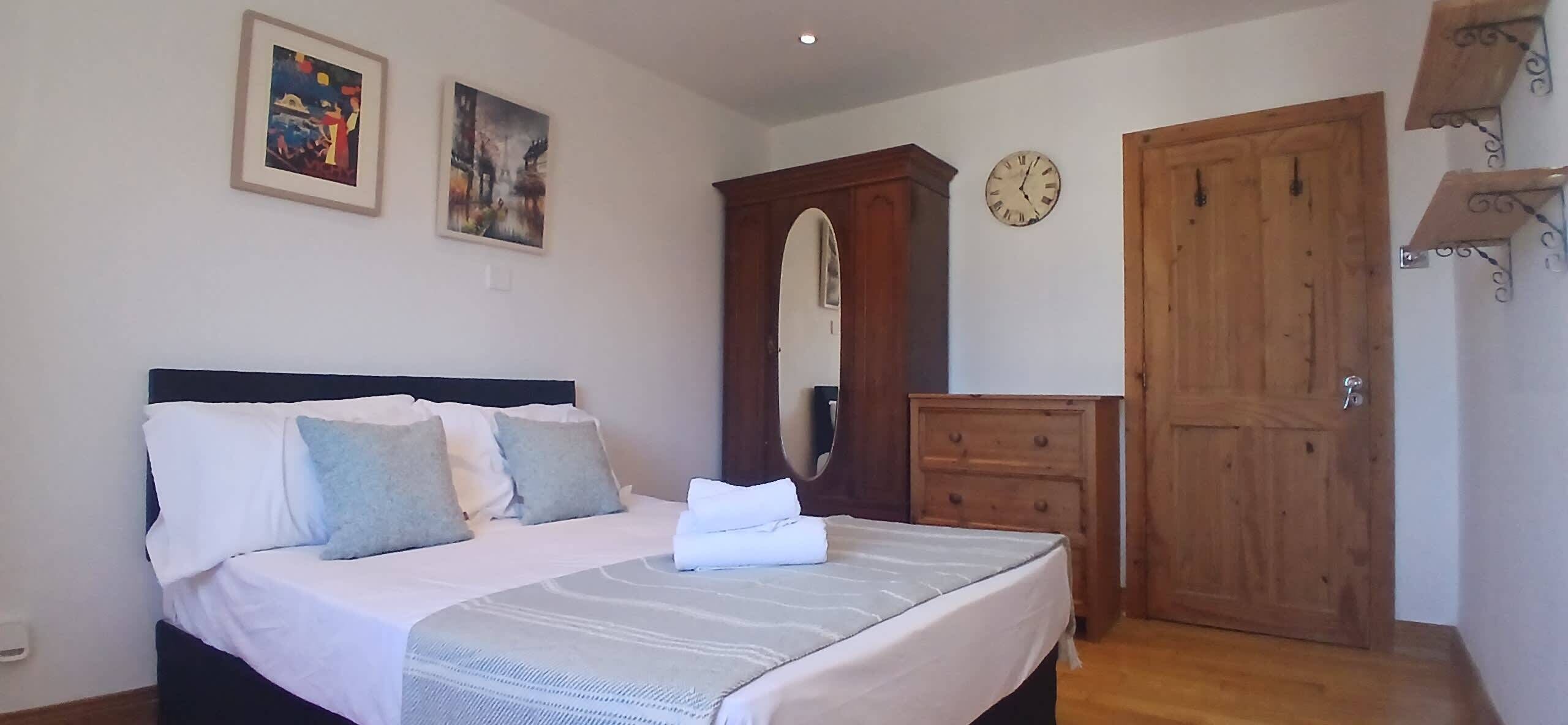 2 bedrooms, iron/ironing board, internet, bed sheets
