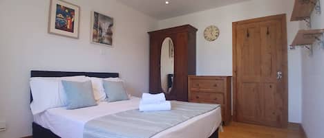 2 bedrooms, iron/ironing board, Internet, bed sheets