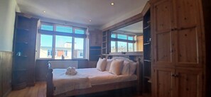 2 bedrooms, iron/ironing board, Internet, bed sheets