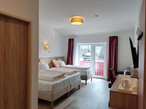 Chambre Confort avec lits jumeaux, balcon, vue montagne