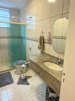 Douche, savon, papier toilette