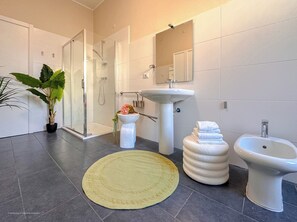 Shower, hair dryer, bidet, towels - Flatsharing - Gioia Red Retreat – 3 Bedrooms (Milan)
