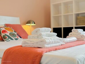 Tabla de planchar con plancha, wifi gratis y ropa de cama 