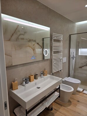 Dusche, Haartrockner, Bidet, HandtĂŒcher