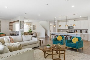 TV, offices - Upscale 9BR Stay with Pool and Themed Rooms (Kissimmee)