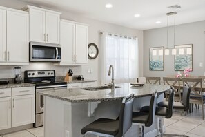 Fridge, microwave, oven, stovetop - Family 5BR Retreat with Pool and Themed Bedrooms (Kissimmee)