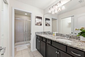 Shower, hair dryer, towels, shampoo - Cozy and Spacious 5BR with Pool Near Disney Parks (Kissimmee)