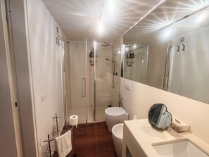 Bathroom - Elegant Villa With Pool (Senigallia)