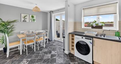 Stylish House • Sleeps 5 • Driveway Parking • Work Desk • Fast WiFi • Self-Check-In • Yoko Property