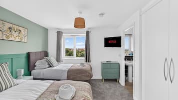 3 bedrooms, desk, iron/ironing board, travel crib