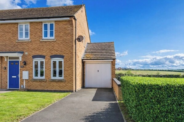 Exterior - Stylish House • Sleeps 5 • Driveway Parking • Work Desk • Fast WiFi • Self-Check-In • Yoko Property (Northampton)