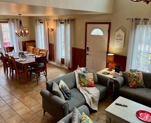 TV, fireplace, stereo - Spa & Pool Table | L'Expérience (Petite-Rivière-Saint-François)