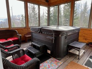 Interior - Spa & Pool Table | L'Expérience (Petite-Rivière-Saint-François)