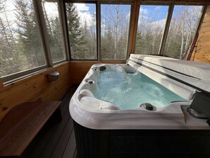 Indoor spa tub - Spa & Pool Table | L'Expérience (Petite-Rivière-Saint-François)