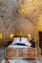 Quarto casal conforto | Roupas de cama premium, frigobar, cofres nos quartos, escrivaninha