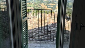 Un balcón con vistas a un paisaje rural.