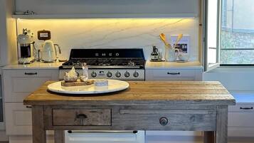 Fridge, oven, stovetop, dishwasher