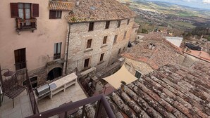 Vista de un pueblo histórico con edificios de piedra y cielo despejado.