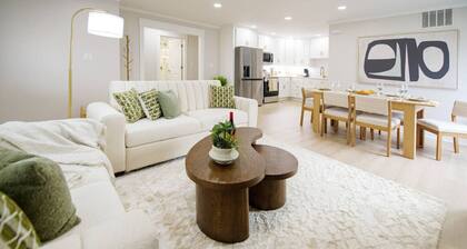 Sleeps 10 | Spacious Luxe Retreat w/ Fireplace