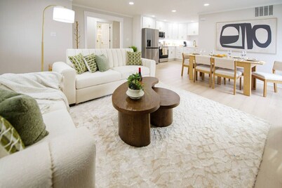 Sleeps 10 | Spacious Luxe Retreat w/ Fireplace