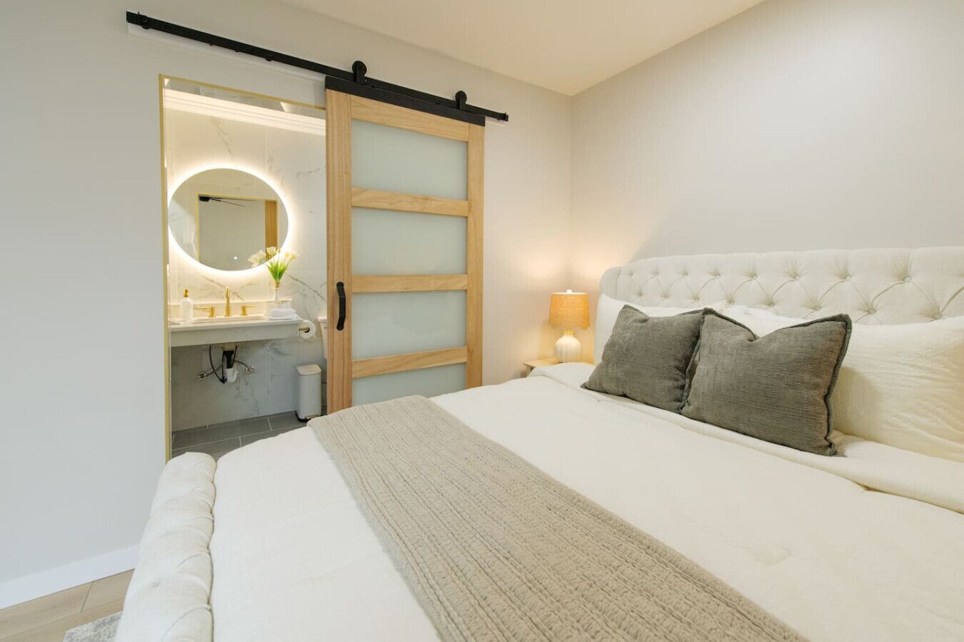 Tabla de planchar con plancha, cuna de viaje, wifi y ropa de cama 