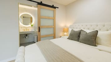 Tabla de planchar con plancha, cuna de viaje, wifi y ropa de cama