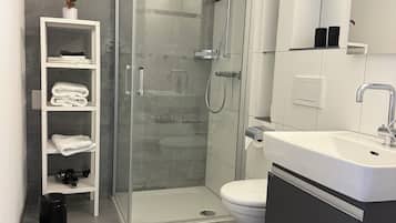 Douche, sĂšche-cheveux, serviettes fournies, savon